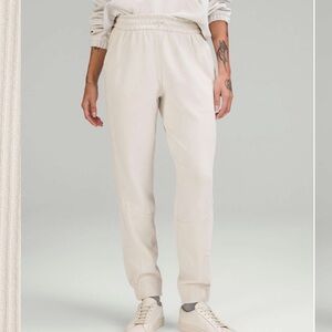 Lululemon Brushed Softstreme Ribbed HR
Jogger White Opal size 6